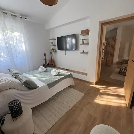 Petite Maison Cosy Et Jacuzzi Prive En Provence Guest house Connaux